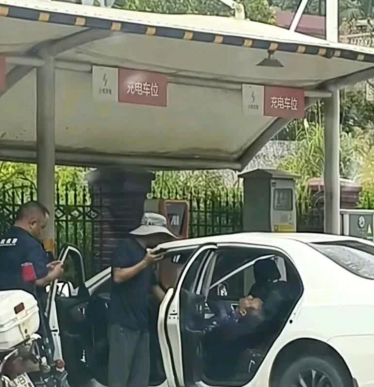 跑网约车的在充电，睡觉不开窗户，然后挂了，不是欠很多钱尽量别跑网约车，一来好单就