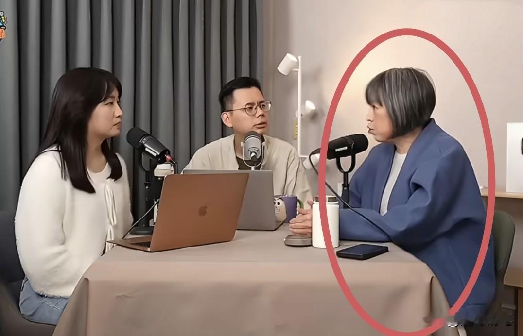 岛内青鸟们又破防了。原因是岛内一个绿名嘴范琪斐前段时间到了大陆成都旅游，回去