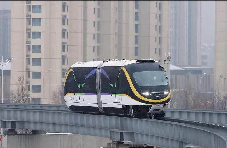 济南云巴的车下护板不知所踪，有人担心安全问题，原来是吸取了上次教训。上次下