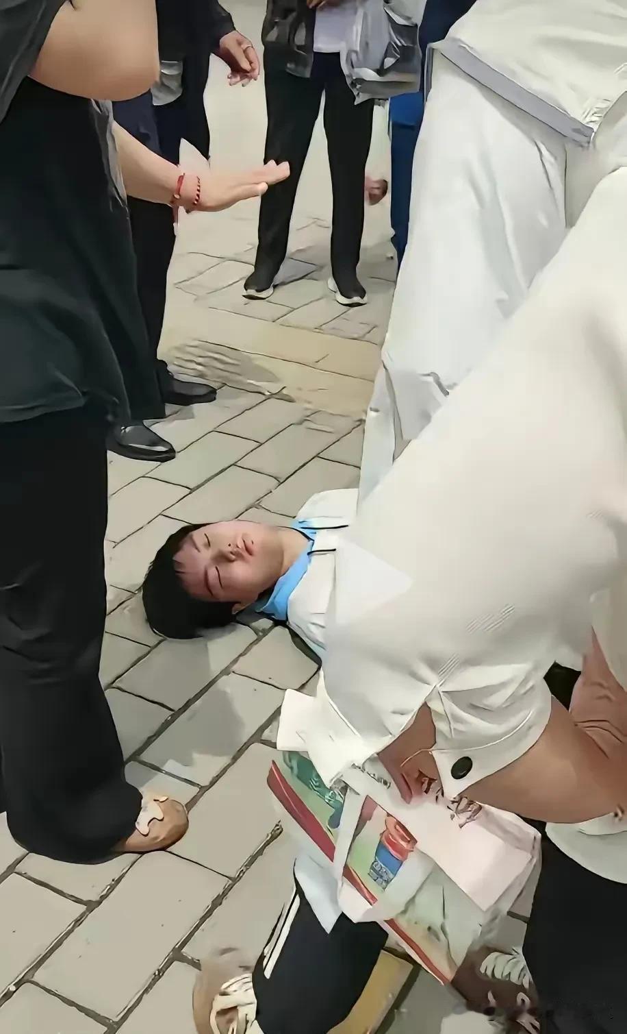 图个啥？6月9日下午，一名高考生考完最后一科，在校门口翻了个跟头，目前也不知