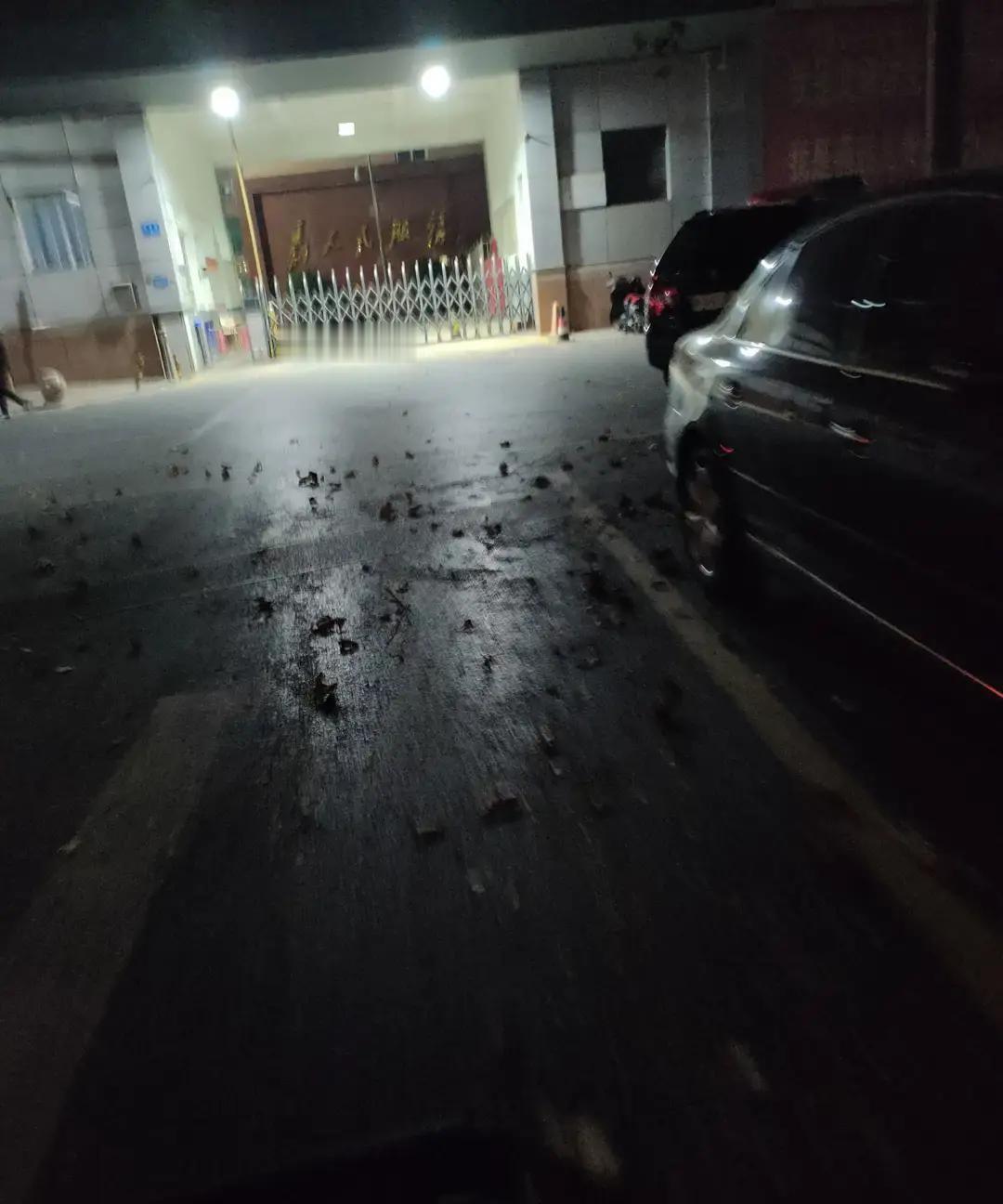 石家庄昨天下午三点突然刮起妖风，阵风直接飙到十级往上。裕华区那块大广告牌被吹得