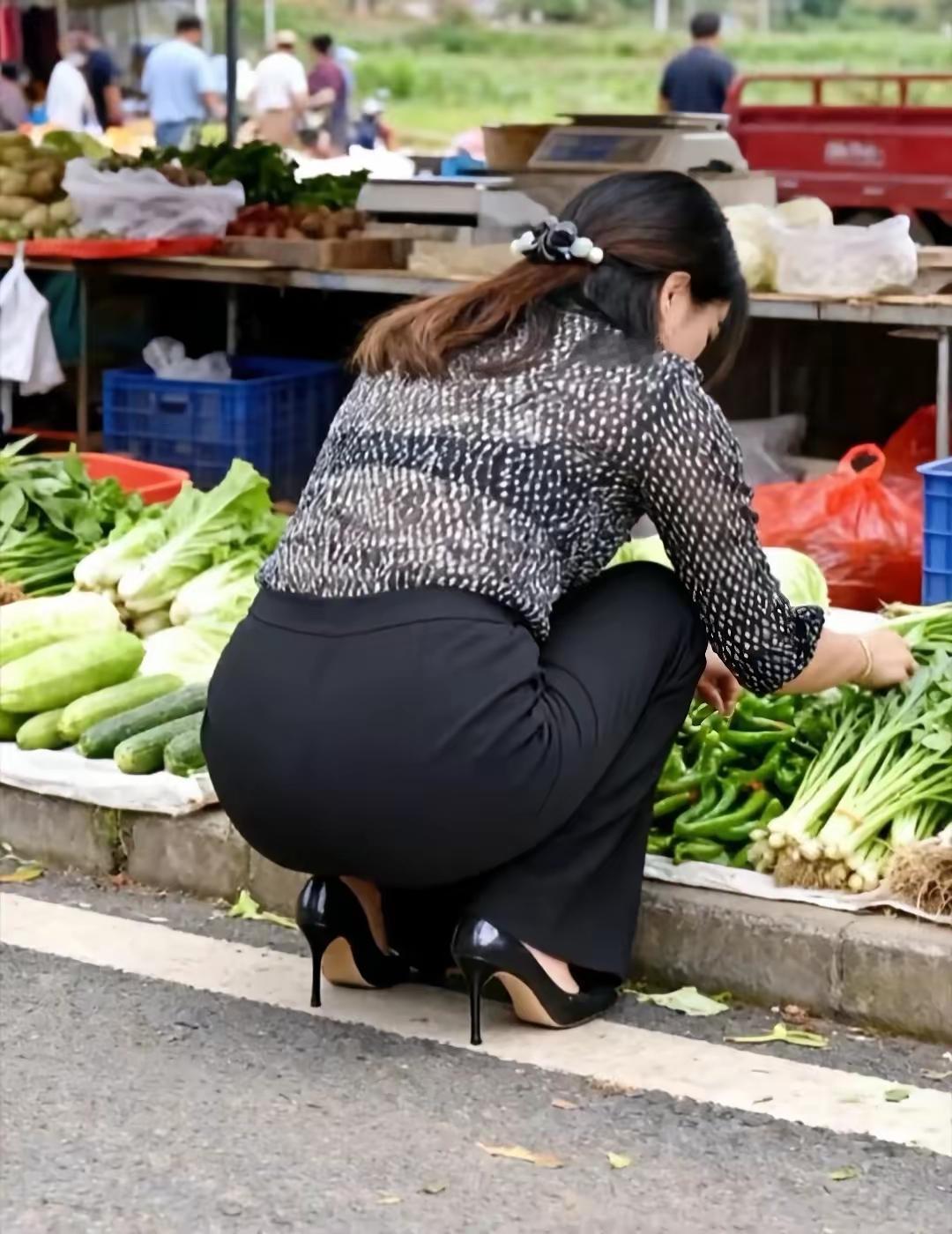 邻居家姐姐是个素食主义者，也是一个单身少女！已经40岁了却依然单身！一个人在县城