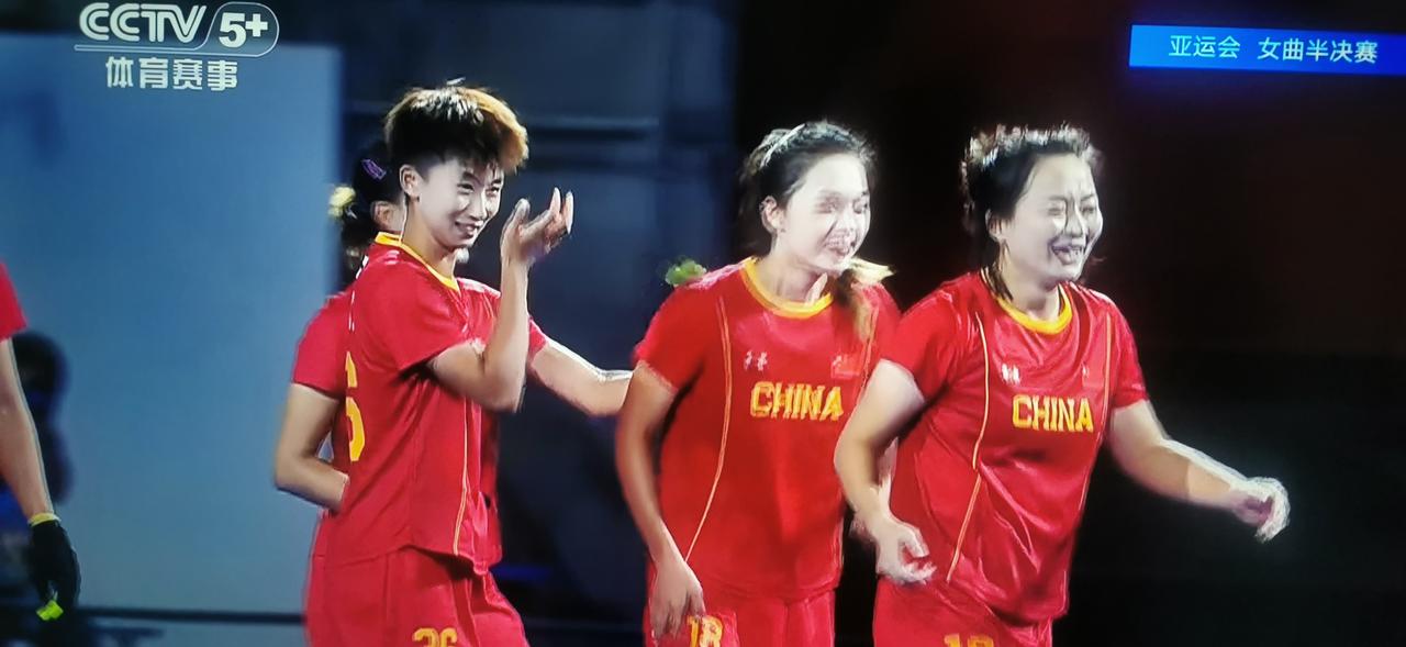 点球大战，中国女曲进决赛四节比赛，日本队逼平，她们以为可以通过点球险胜我们，但