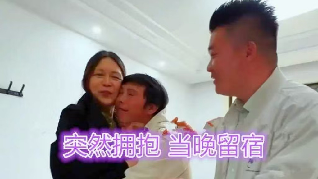 56岁富婆找身体结实的伴侣,遇到精壮小伙怦然心动,主动要求留宿