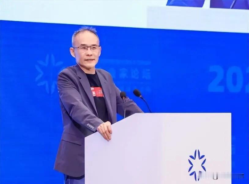 王石在万科最关键的股改时期，主动放弃个人巨额股权，选择把万科做成一家公众公司、现