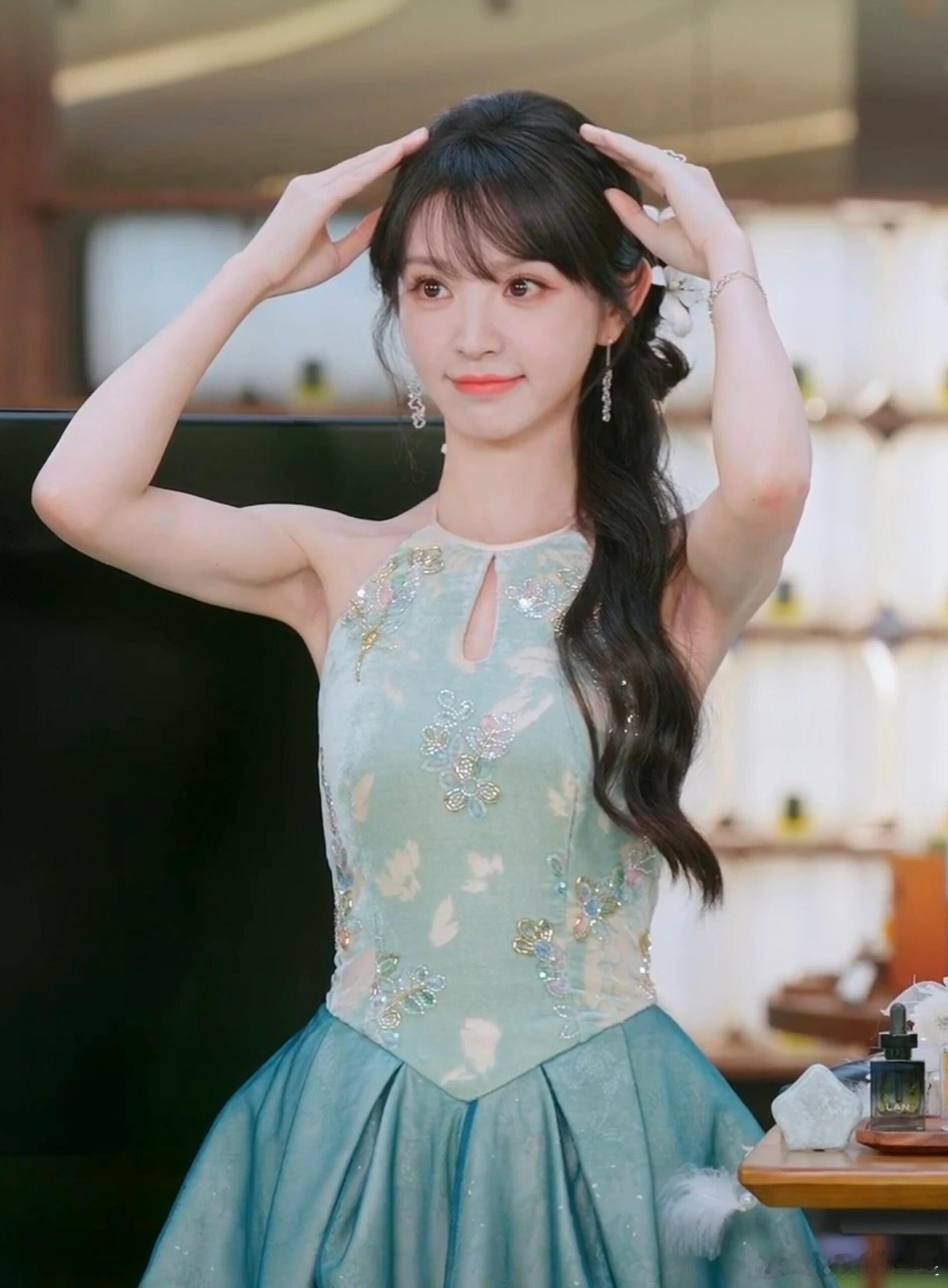 田曦薇绿色挂脖露背长裙田曦薇古风绿色挂脖长裙神的女儿来了