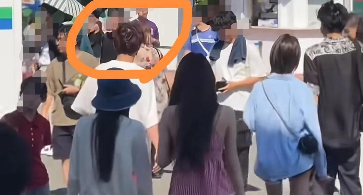 像王思聪这种，又帅又多金，出门总是带几个女孩子安全吗？难道不应该是带几个又强壮又