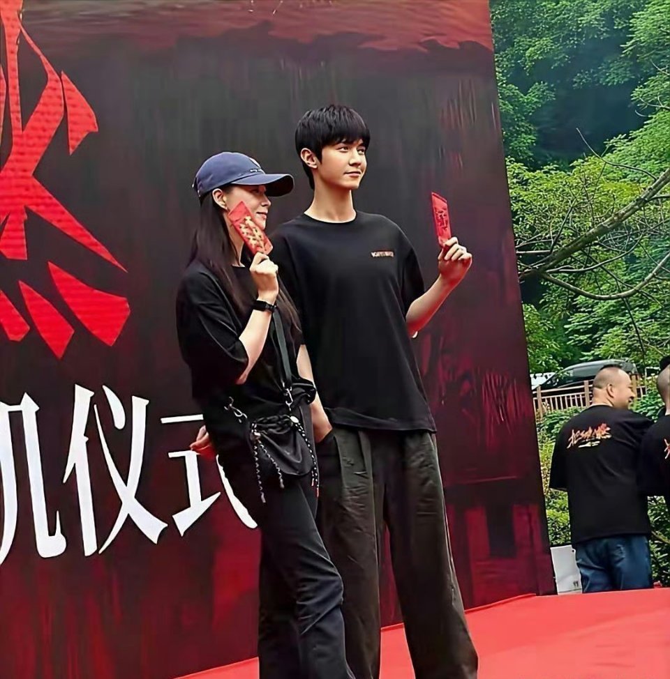 蒋欣这也太高了吧，穿平底鞋快赶上陈哲远了，脸又瘦又小，这状态绝了