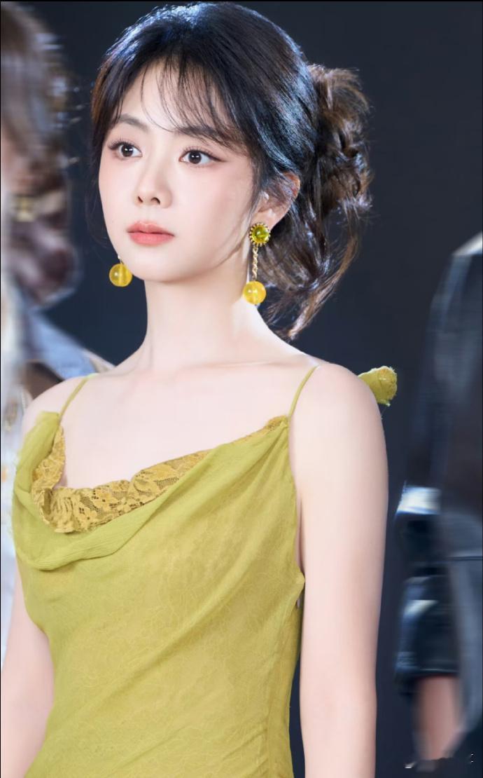 1.谭松韵近些年片酬浮动不大，在业内口碑属于性价比很高的演员。她演技发挥稳定，拍戏合作也十分省心，不
