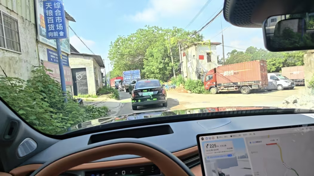 #差评说车#前几天，在变态路况的广州城中村试用了下小鹏第二代VLA。之前也看过一些城中村的实测视频，