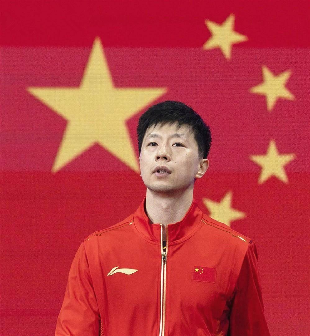 乒协副主席和亿万富翁，在球台对面弯腰捡球。这画面够魔幻吧。马龙是副主席，许昕