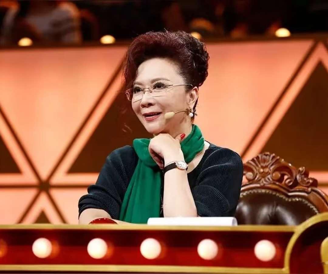 蔡明7年后冲春晚！刚彩排就遭吐槽，潘长江躺着也中枪，这幕太扎心马年春晚彩排