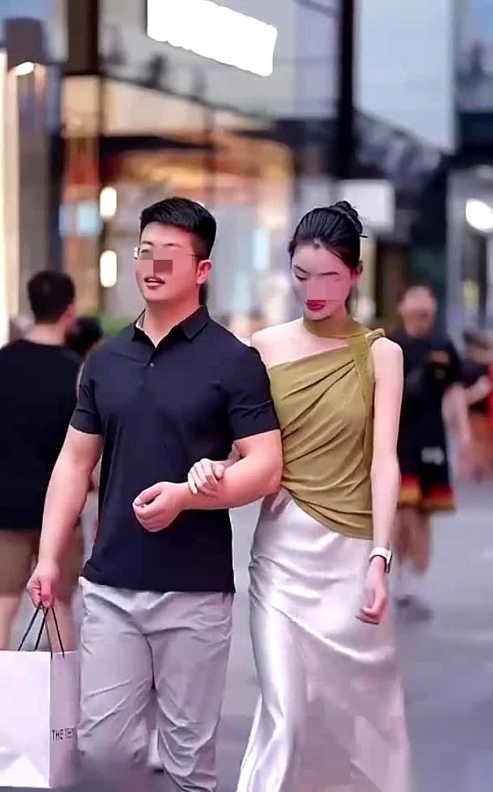 网传的这个商场抓包局，拍碎了多少狗血剧的套路。商场一楼中庭，女人踩着高跟鞋直冲冲