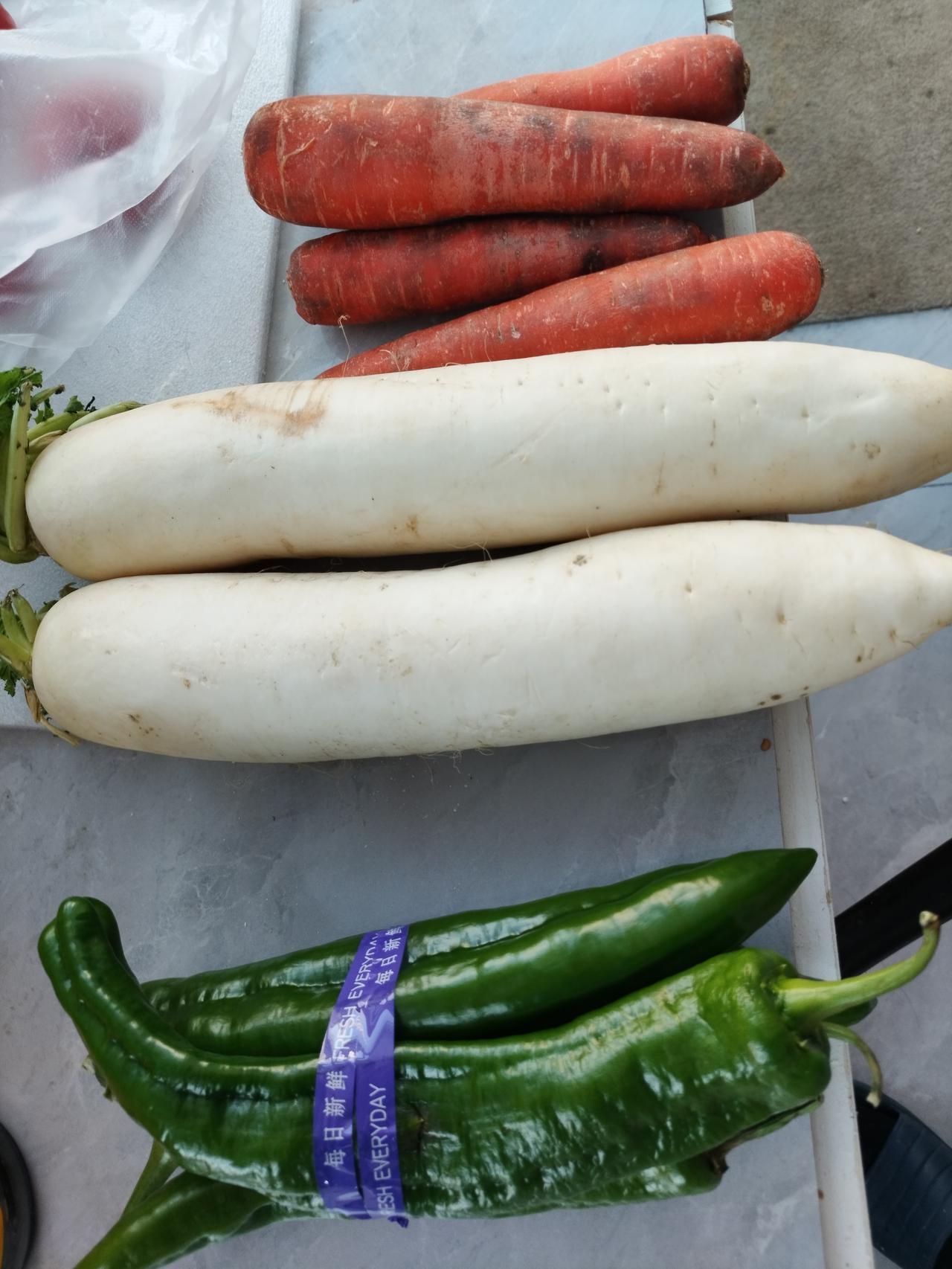 看我捡的这个老伴儿。就是会过日子，到超市看着打折的蔬菜就买回来。辣椒一元