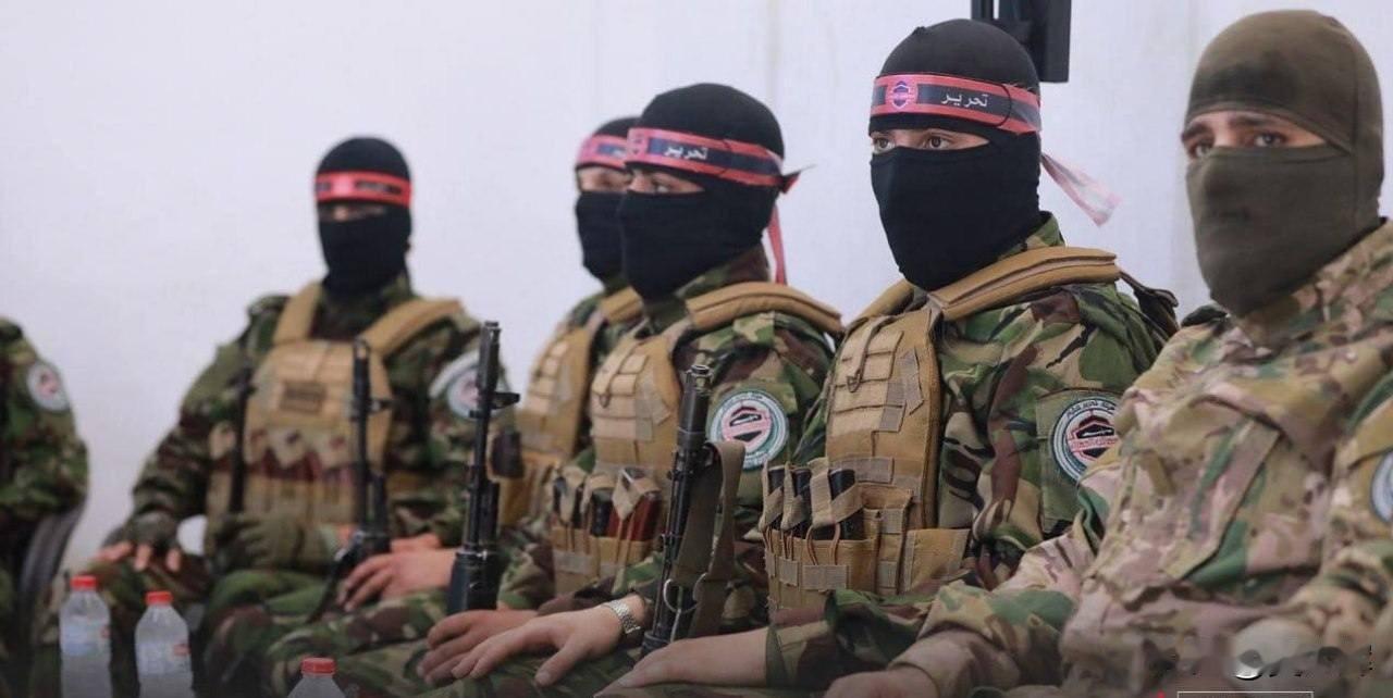 叙利亚国防部代表向俄罗斯武官赠送了所谓“红新月”特种部队（“沙姆解放组织”下属单