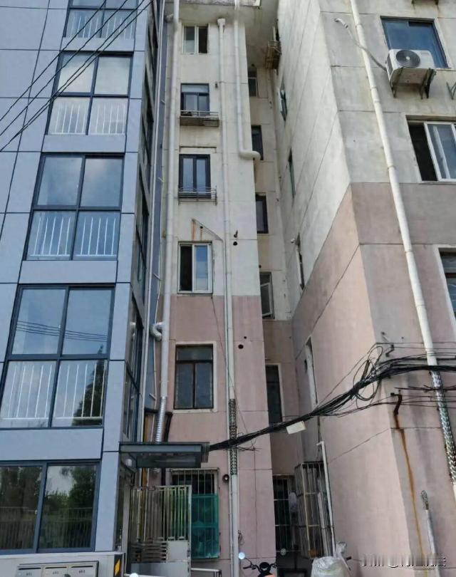 上海嘉定，李园一村某小区，加装电梯本是改善老旧小区居民出行的暖心举措，1号楼新装