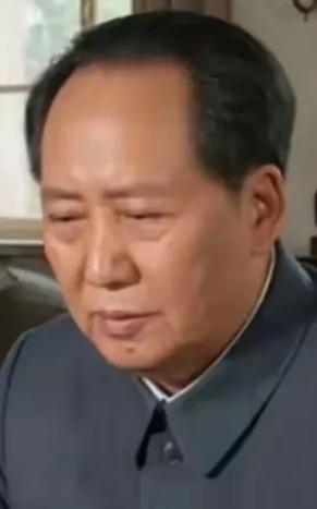 大家注意到没有？毛主席在七十岁以前，几乎没有白头发。毛主席真是一个千年才遇