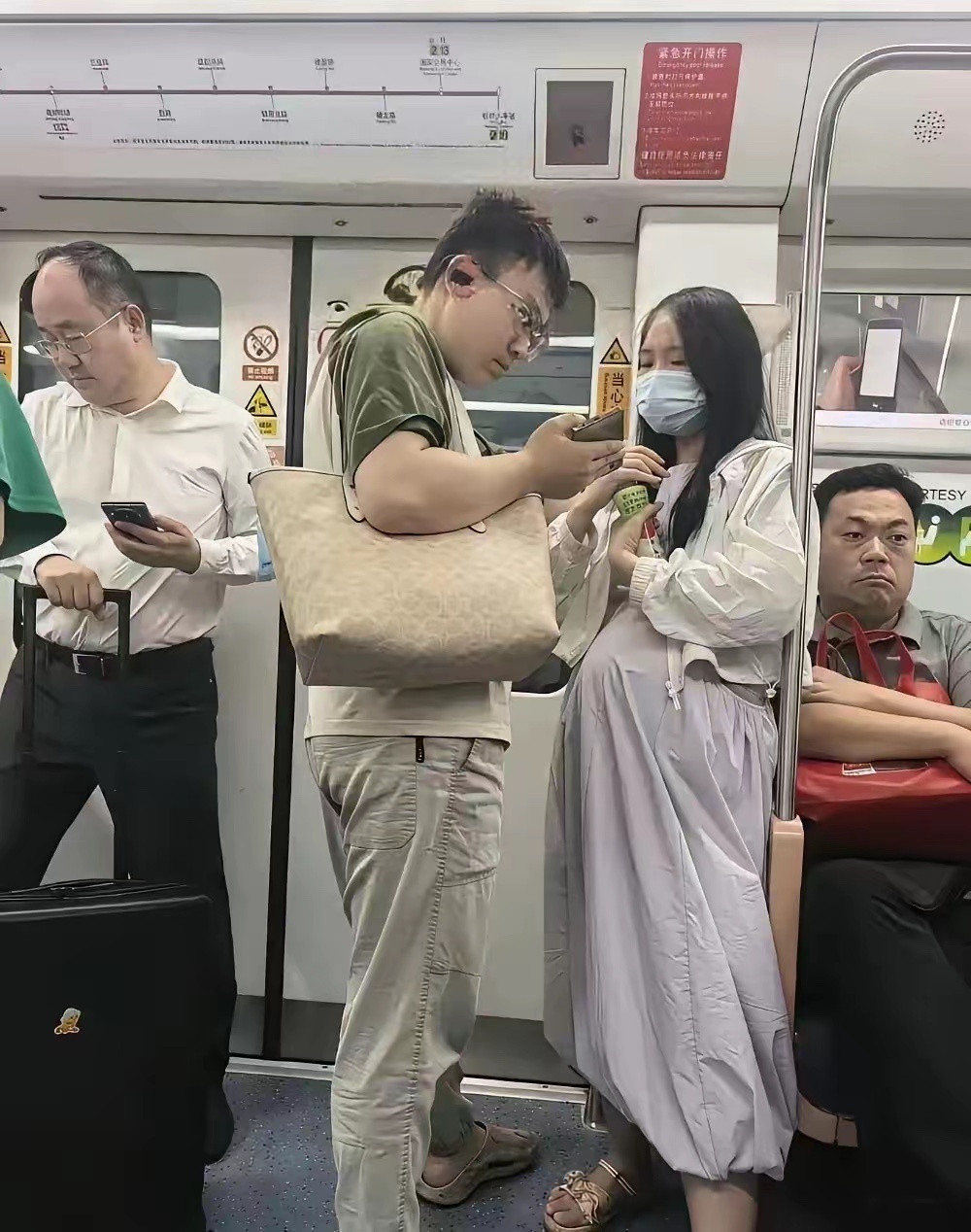 地铁上的一幕....不得不说，看着有点心酸啊！