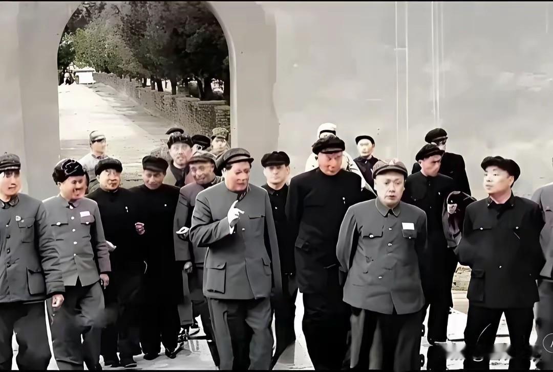 这张珍贵合影拍摄于1953年2月23日！1953年毛主席到南京视察时，在陈毅