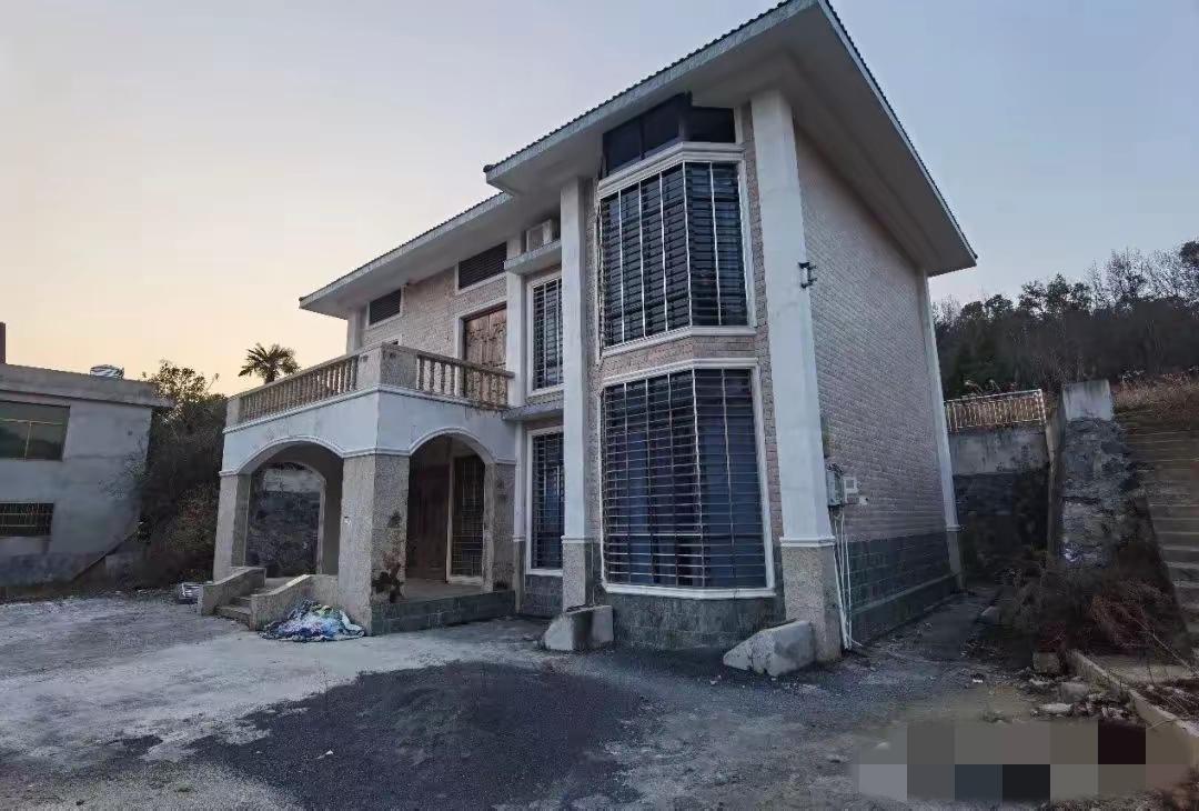 这是佘智江的老家的房子，是一套别墅式的房子，据说佘智江在建这栋房子时，还与邻居有