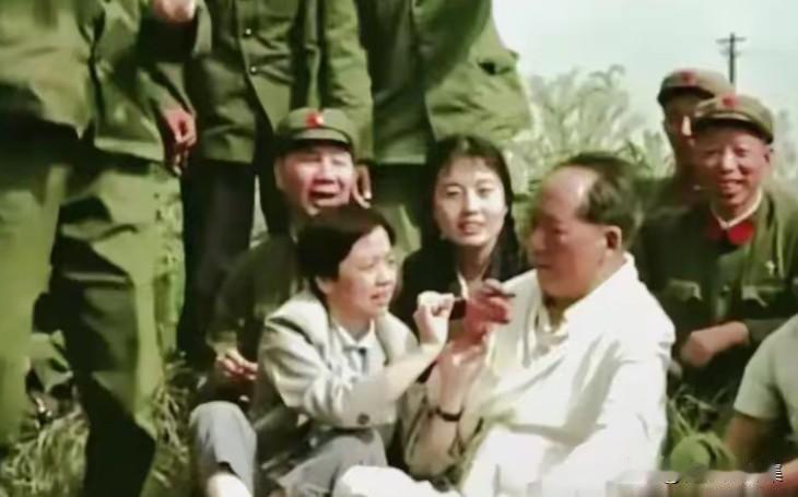 1967年7月，毛泽东主席乘火车南下视察途中休息的老照片，旁边陪同的是代总参谋长