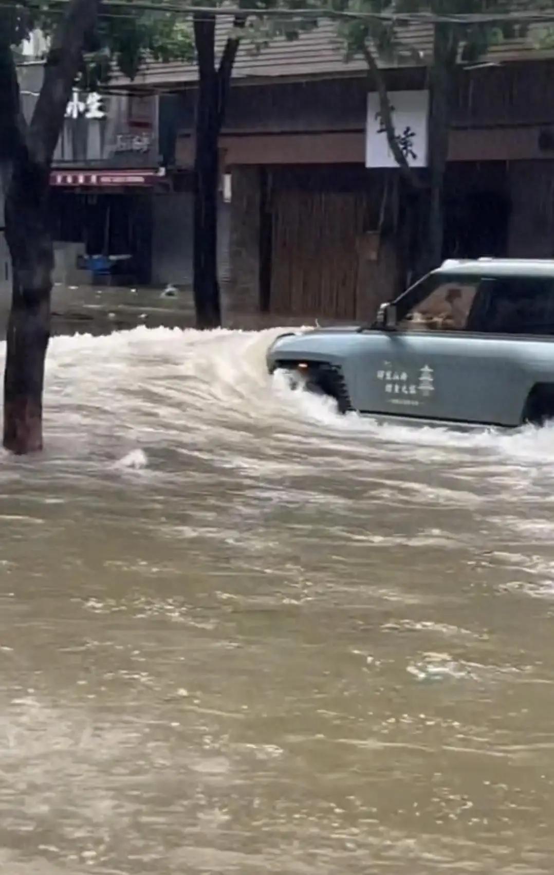 “太可恨了”！广东珠海，台风来袭后不少路段出现积水，大家本想着趁着情况稳定一点，