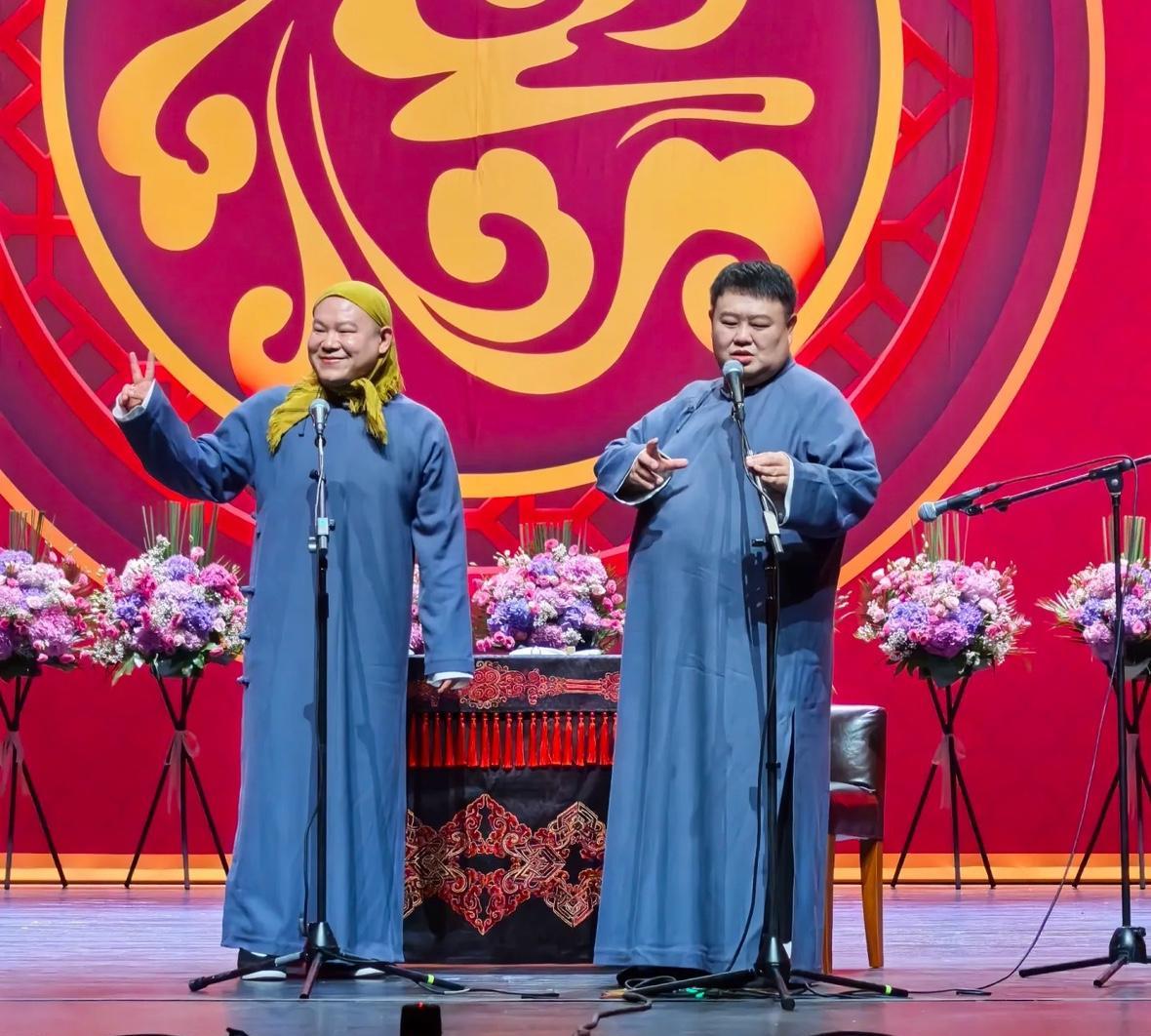 我闺蜜在北京上班，有次我找她玩她带我去了天桥剧场，那里是德云社的总部特地看了