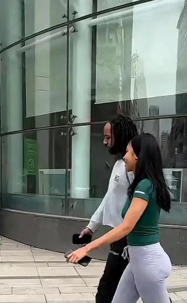 谁留意到？辽宁男篮生死战前夕，威尔斯的女友已经抵达沈阳，有球迷拍到两人出入相伴，