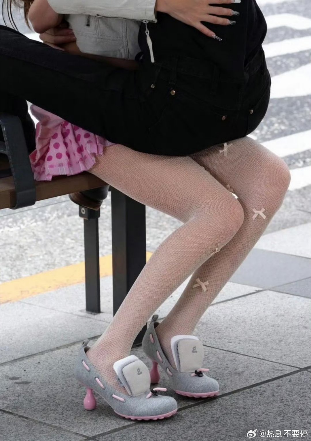 这难道就是所谓的艺术？？这广告够离谱的水原希子鞋子广告