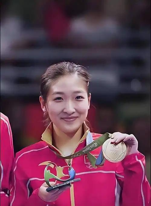 谁能想到这场决赛会看得人又哭又笑！当最后一分落地，34岁的刘诗雯扑进林高远怀里，