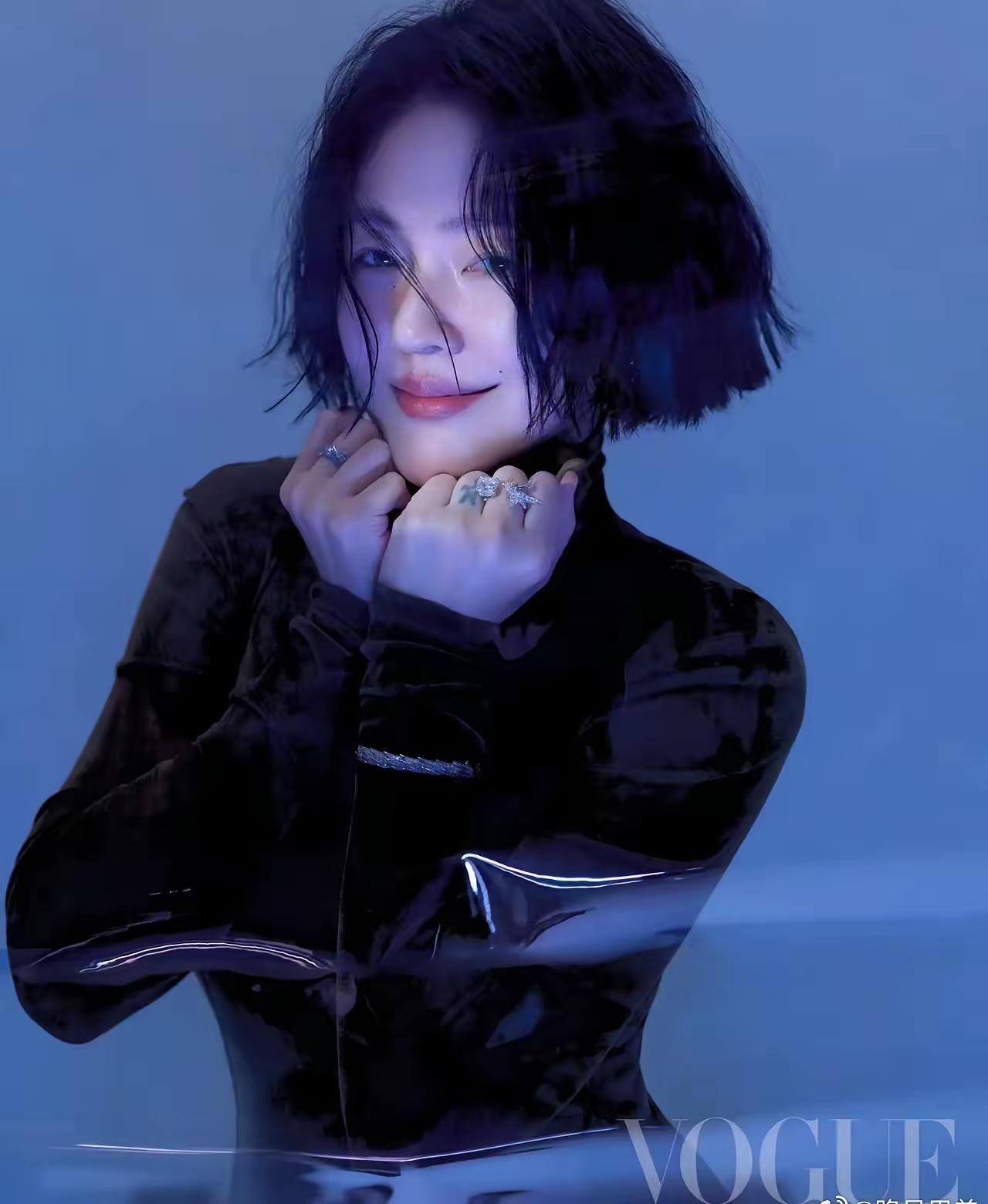 小S的杂志封面，看着那么像大S，她是要走什么路线呢？她真的变了，已经没有自己的风