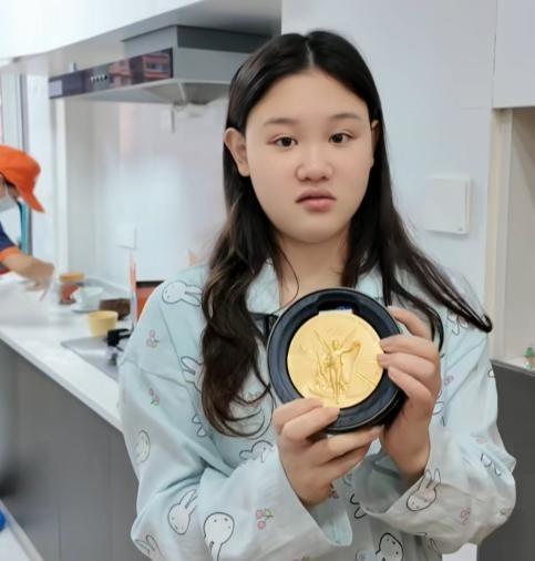 因为录制《我家那闺女2026》，张家齐被妈妈知道了上海新家的地址，于是她很快就换