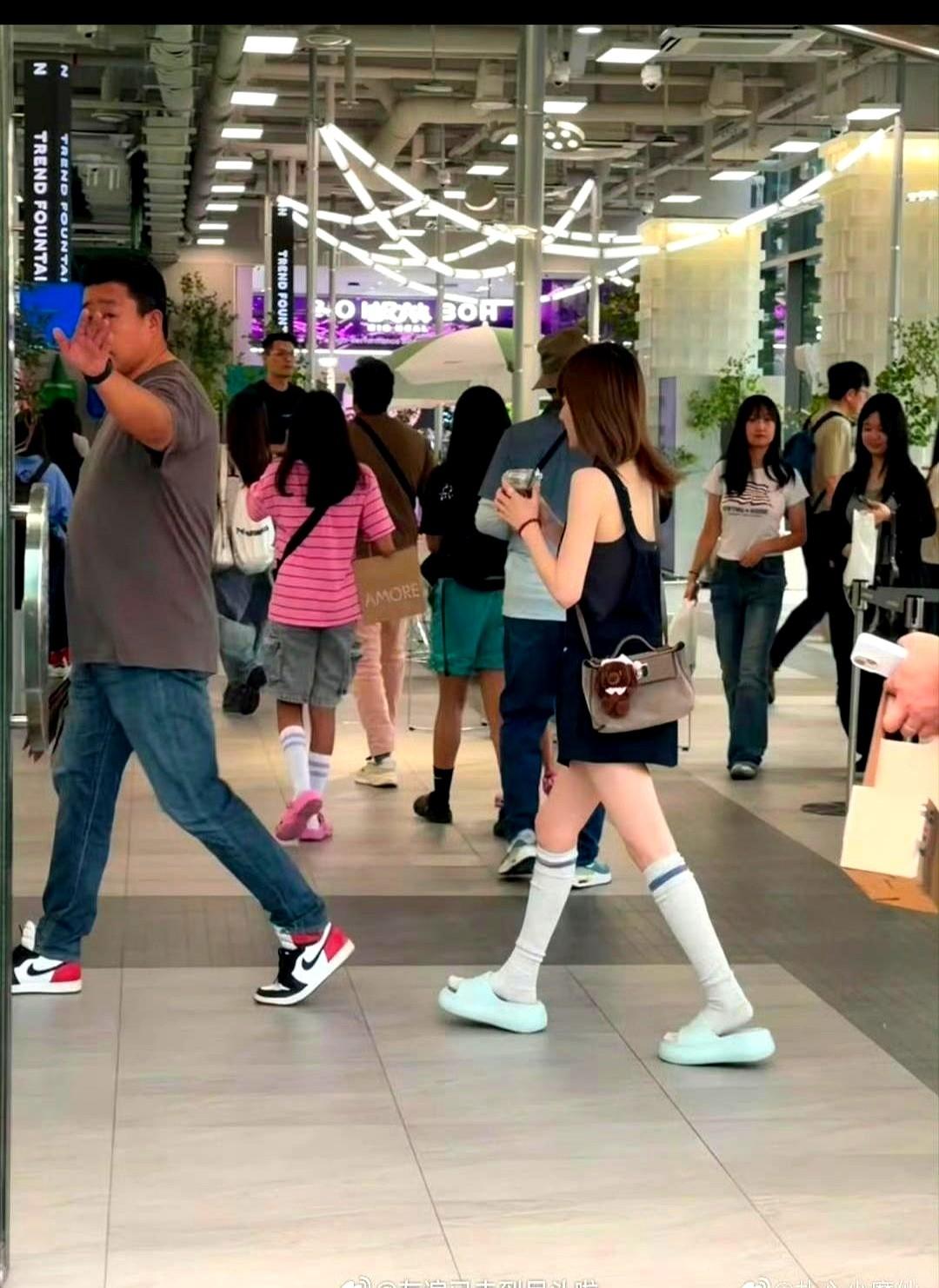 赵露思脚上的拖鞋，终于换掉了。以前出门总被拍到趿拉着一双拖鞋，怎么舒服怎么来