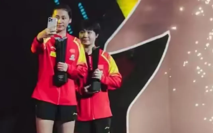 陈熠先蒯曼一步拜在女乒主教练马琳的门下，现在的陈熠虽然一直给王曼昱当陪练，但是未