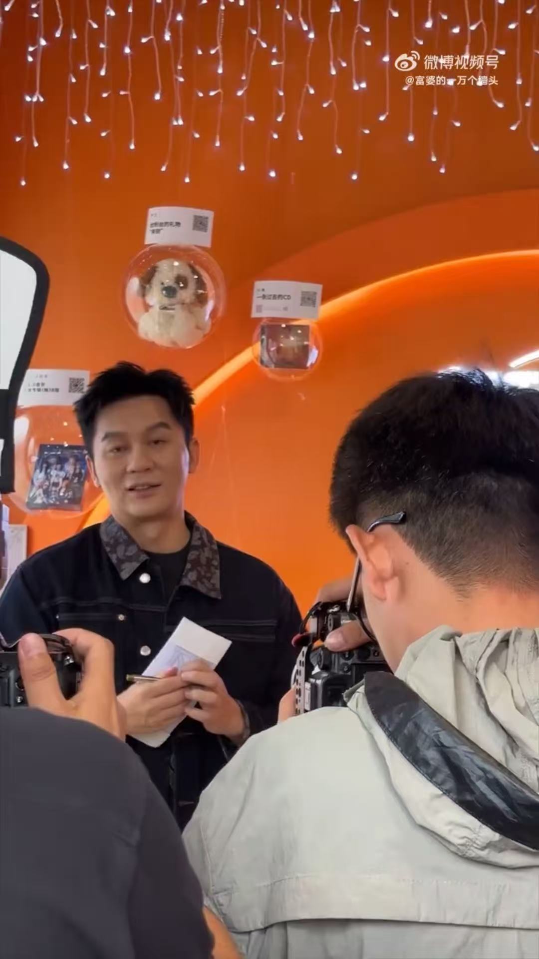 李晨给现场观众送跑男名牌李晨成都的线下活动好让人向往，回答问题就能拿到他亲手送