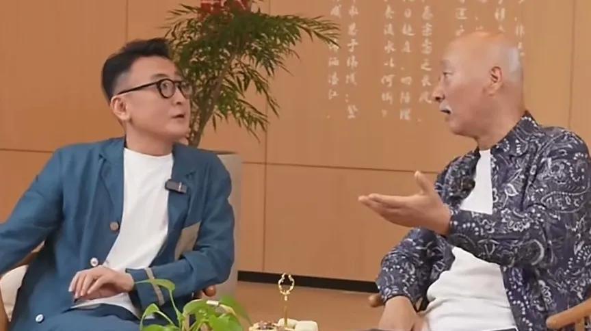著名演员陈佩斯说，电视台不应该播放小品、戏剧、舞蹈等节目；也不该转播除夕夜的“春