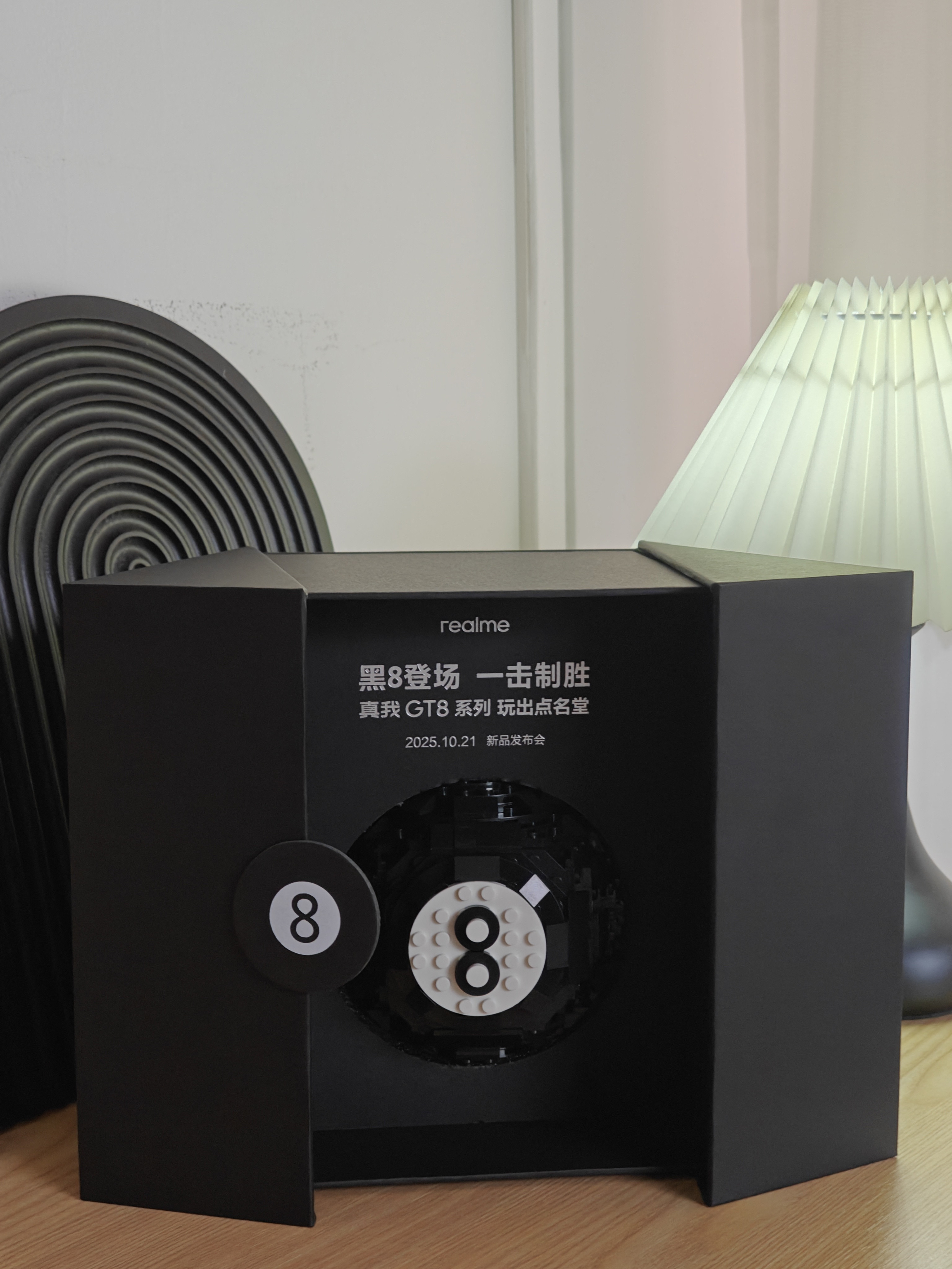 真我GT8这次的邀请函有点意思呀[doge][doge]打开里面是一个球，用积木拼出