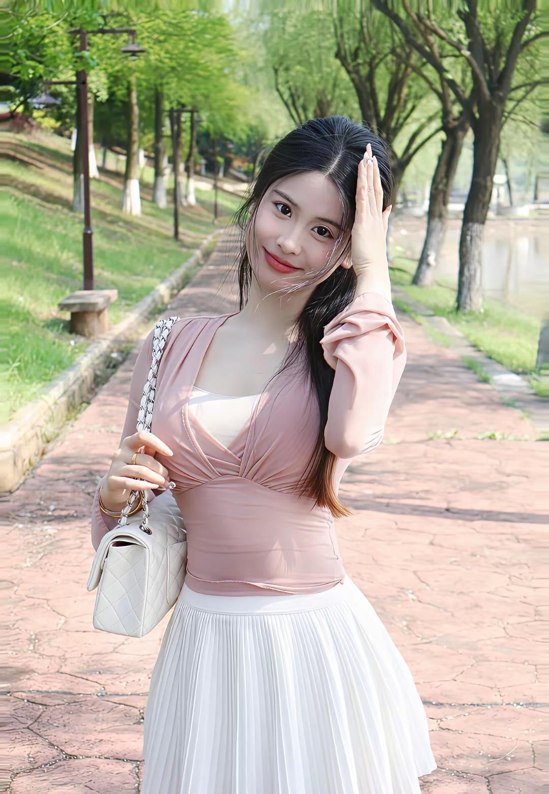 阳光下的甜美少女，粉白相间的连衣裙，清新自然，笑靥如花。这春暖花开的浪漫