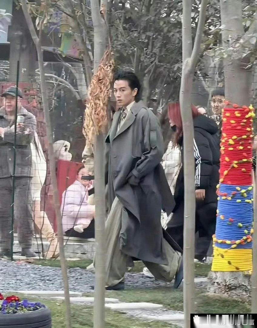 陈晓回合肥老家拍摄！暴瘦后搭配狼尾发型，有点像谢霆锋好帅。​​​