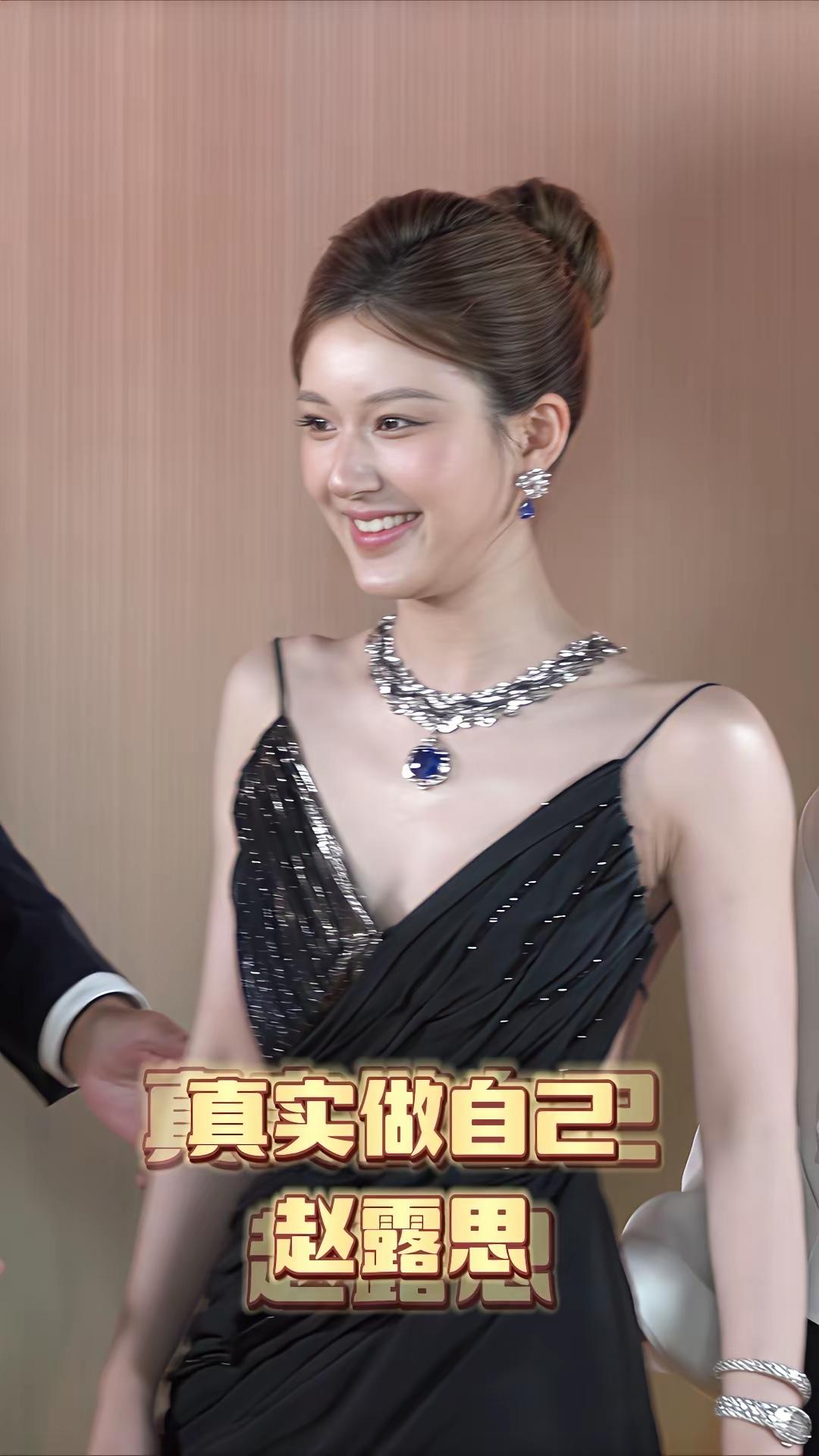 赵露思性格好，笑容甜美，戏又好。现在的火爆程度相当高，火到国外，外界对她的演技