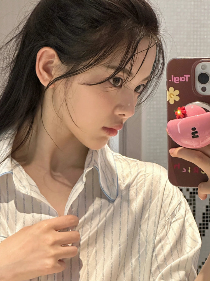 卧靠！这姐这样真的合理吗…精致得像个手办​​​
