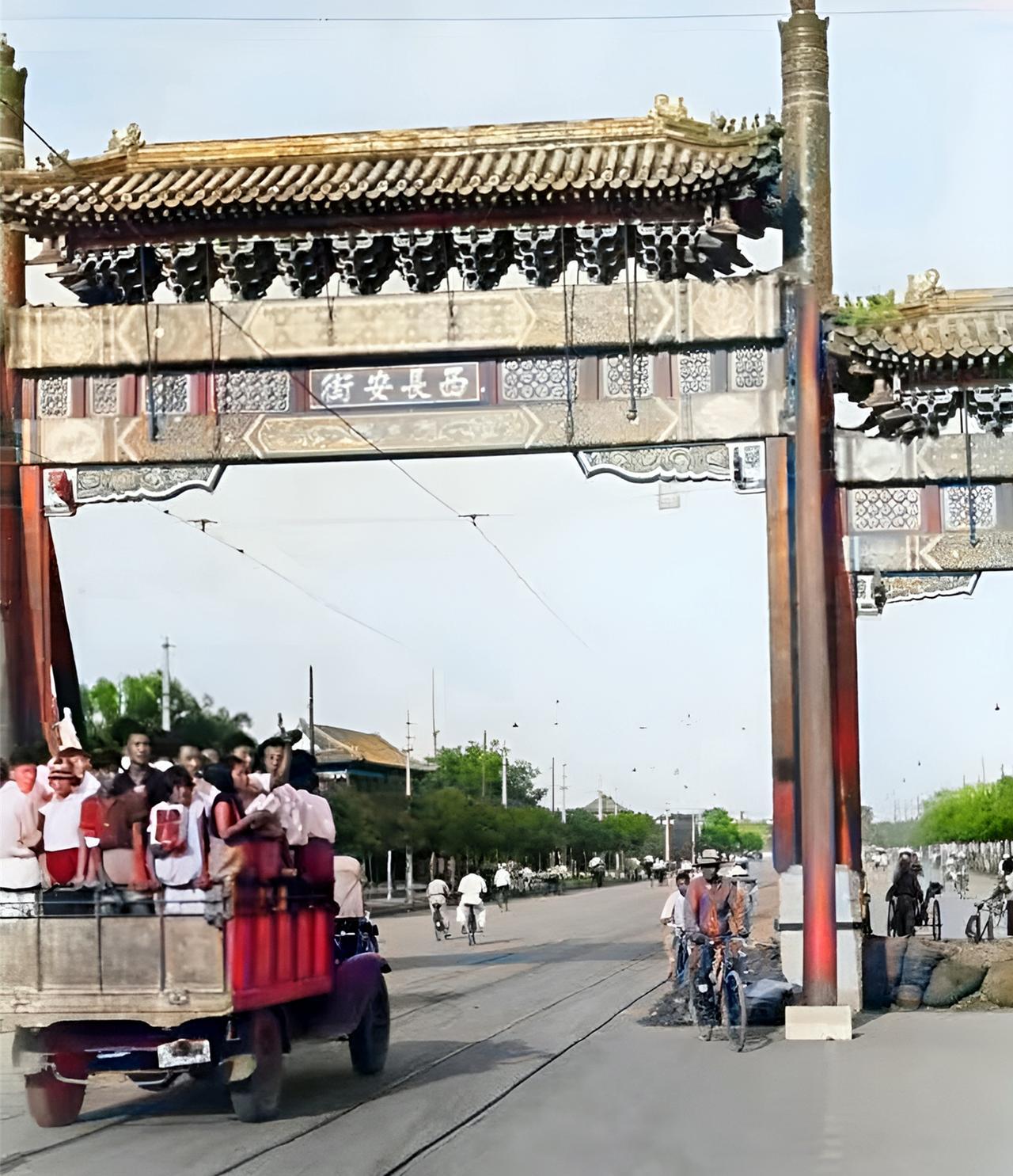这张照片拍摄于1937年7月。西长安街牌楼下一辆汽车载着一车的学生驶过。这些学生