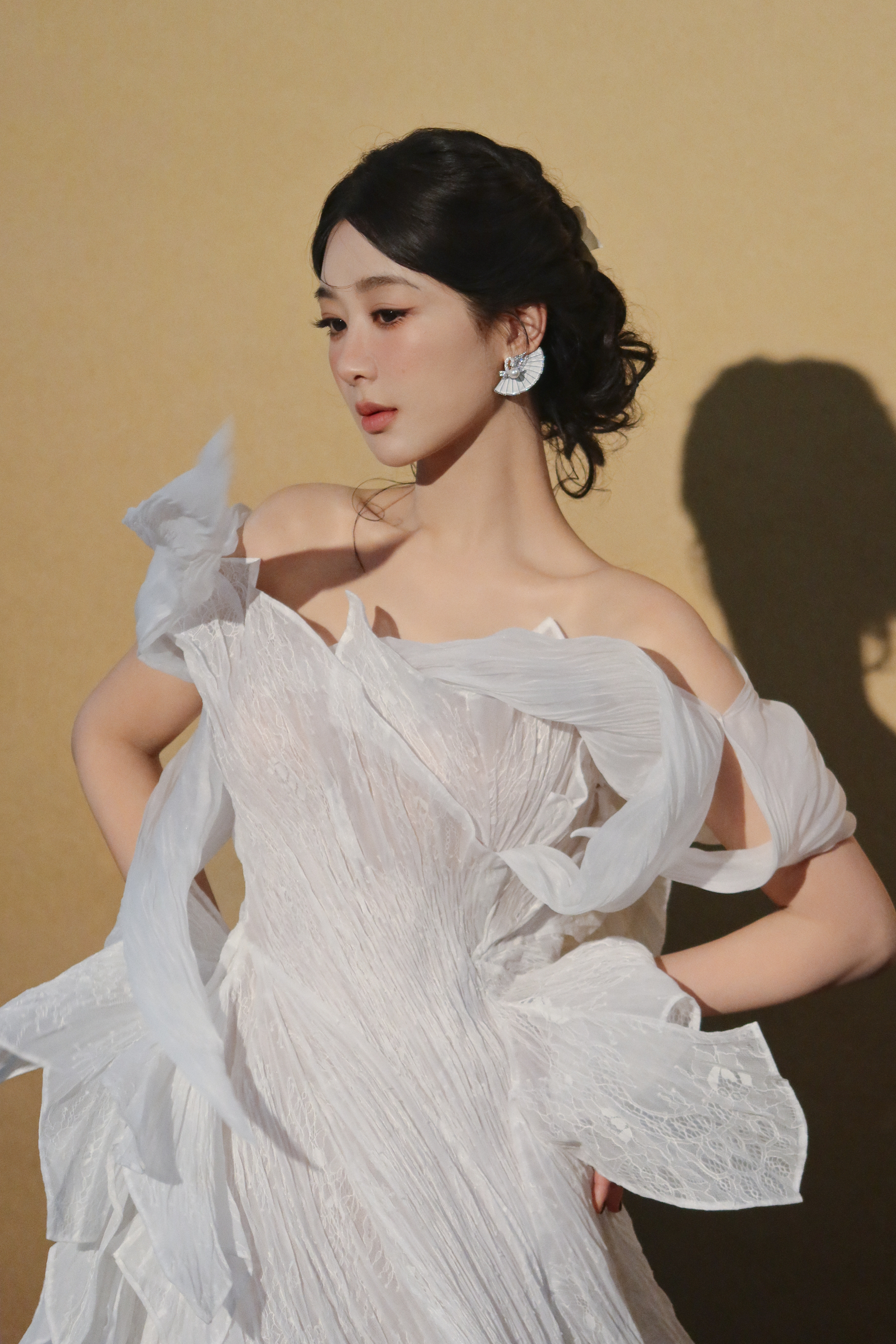 杨紫似从艺术褶皱里走出的缪斯，白裙如流云翻涌，将优雅与灵动织成一场视觉诗章。杨