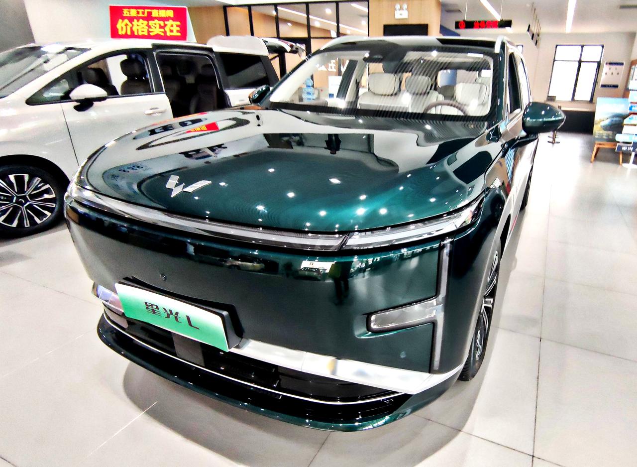 十万级智能安全SUV《星光L》上汽通用五菱星光L焕新上市，定位十万级家用插