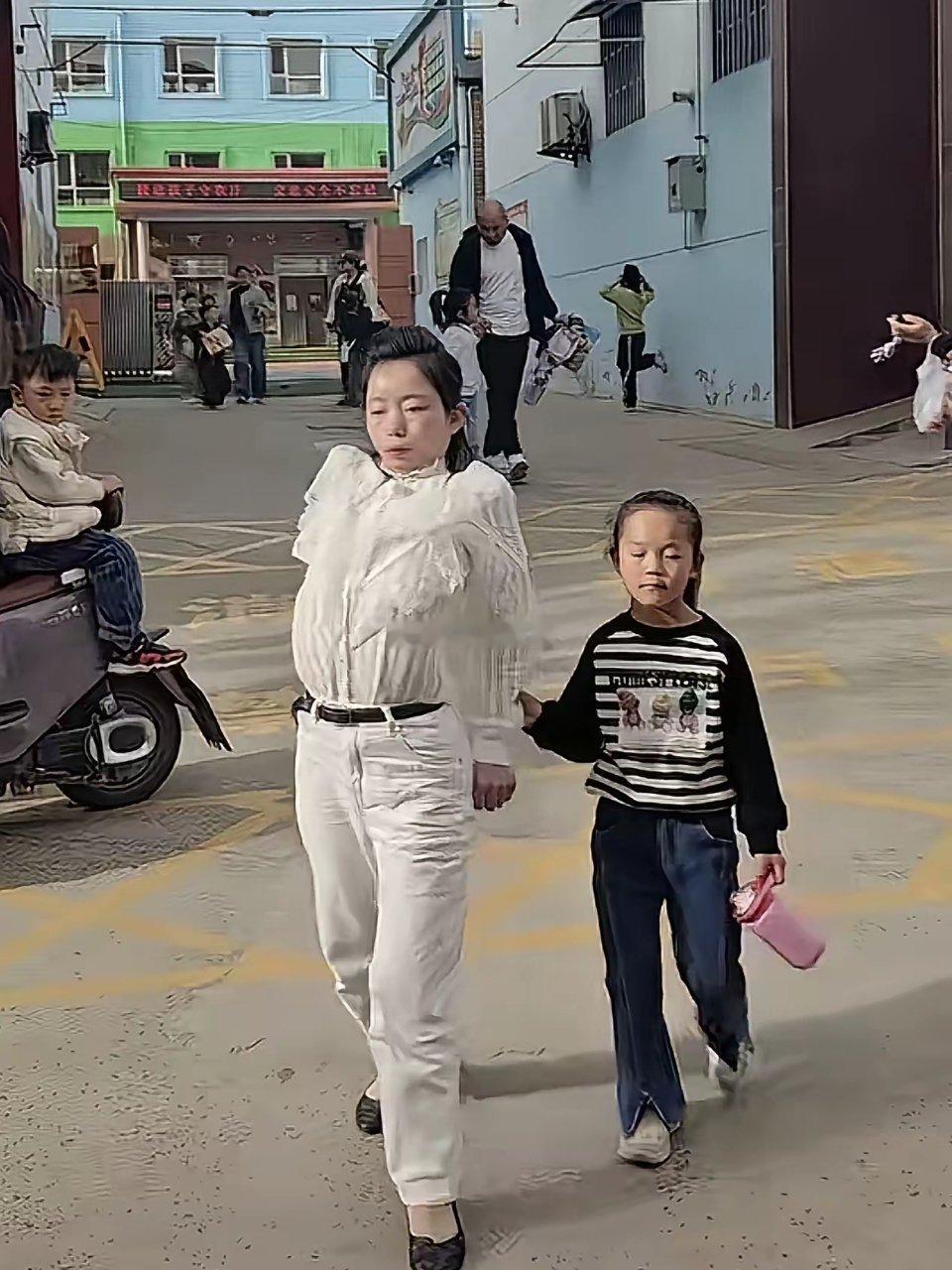 这样的妈妈去学校接孩子丢人吗……母爱是最伟大人生不要笑话残疾人？谁不想真的伶俐长