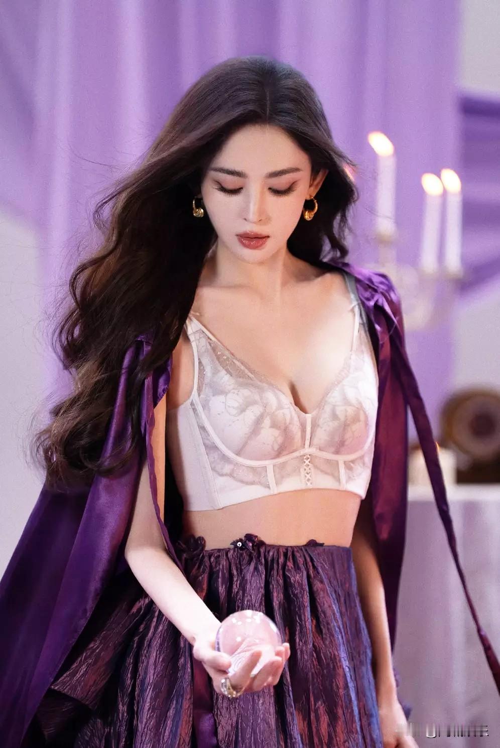 古力娜扎双造型大片惊艳释出！女巫×人鱼切换，性感仙气一键拉满近日，古力娜扎