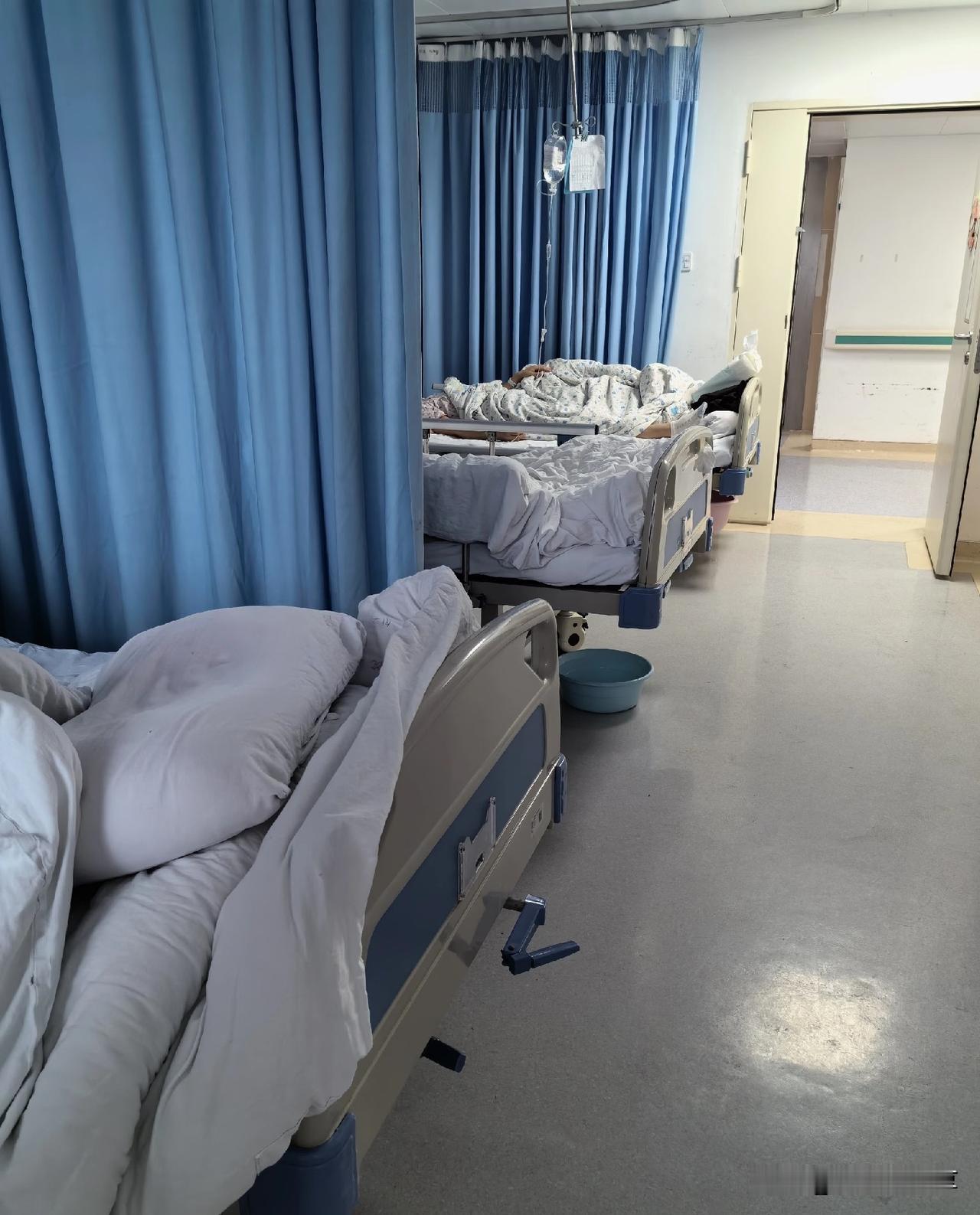 我妈住院7天，我3个姐姐一分钱都没出昨天晚上10点多，我从医院拖着疲惫的身