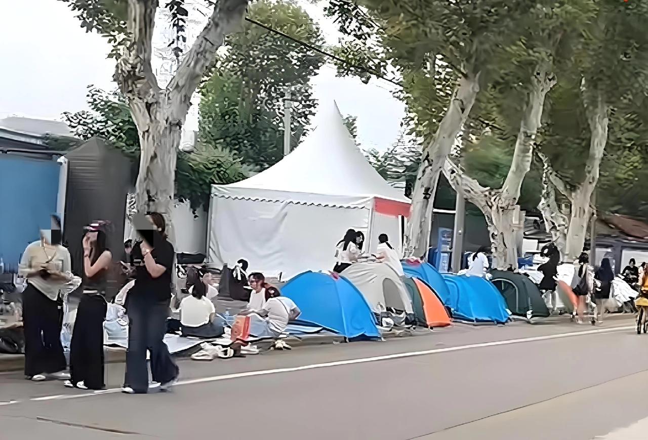 今年国庆出现了一个很有意思的现象，许多出门游玩的年轻人晚上不住酒店了，而