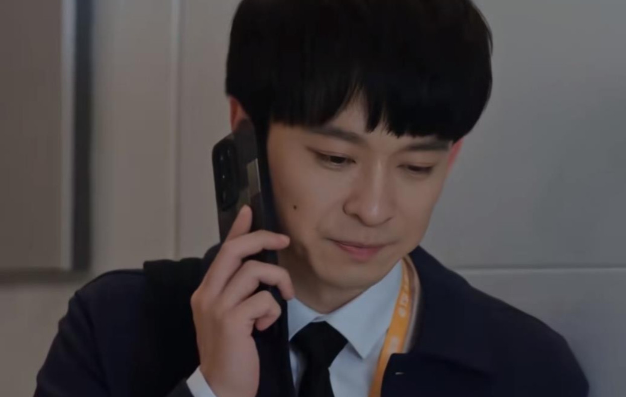 胡曼黎一脚踹开小奶狗，转身投入老男人怀抱，这操作可比电视剧带感多了！39岁离异带