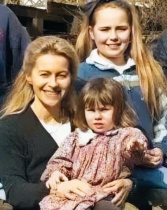 高市早苗和冯德莱恩年轻的时候，是不是颜值还都不错啊！两人应该都属于，有很强的学